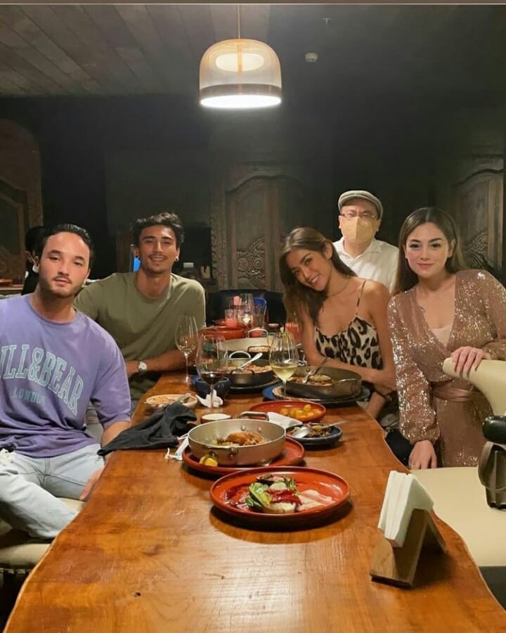 8 Potret kompak Jessica Iskandar dan Vincent Verhaag, kondangan bareng