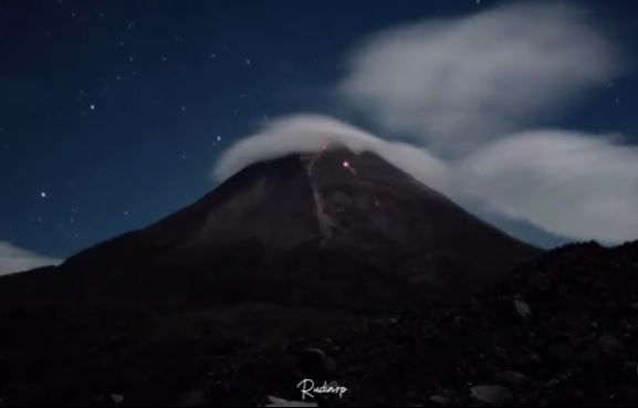 Guguran lava Gunung Merapi terjadi 11 kali dalam 6 jam, status siaga