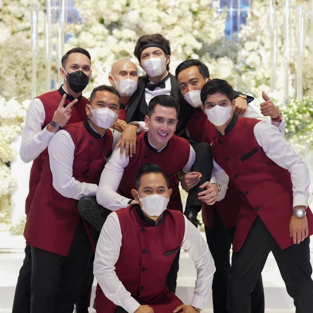 8 Potret bridesmaid dan groomsmen Atta dan Aurel, gayanya kece pol