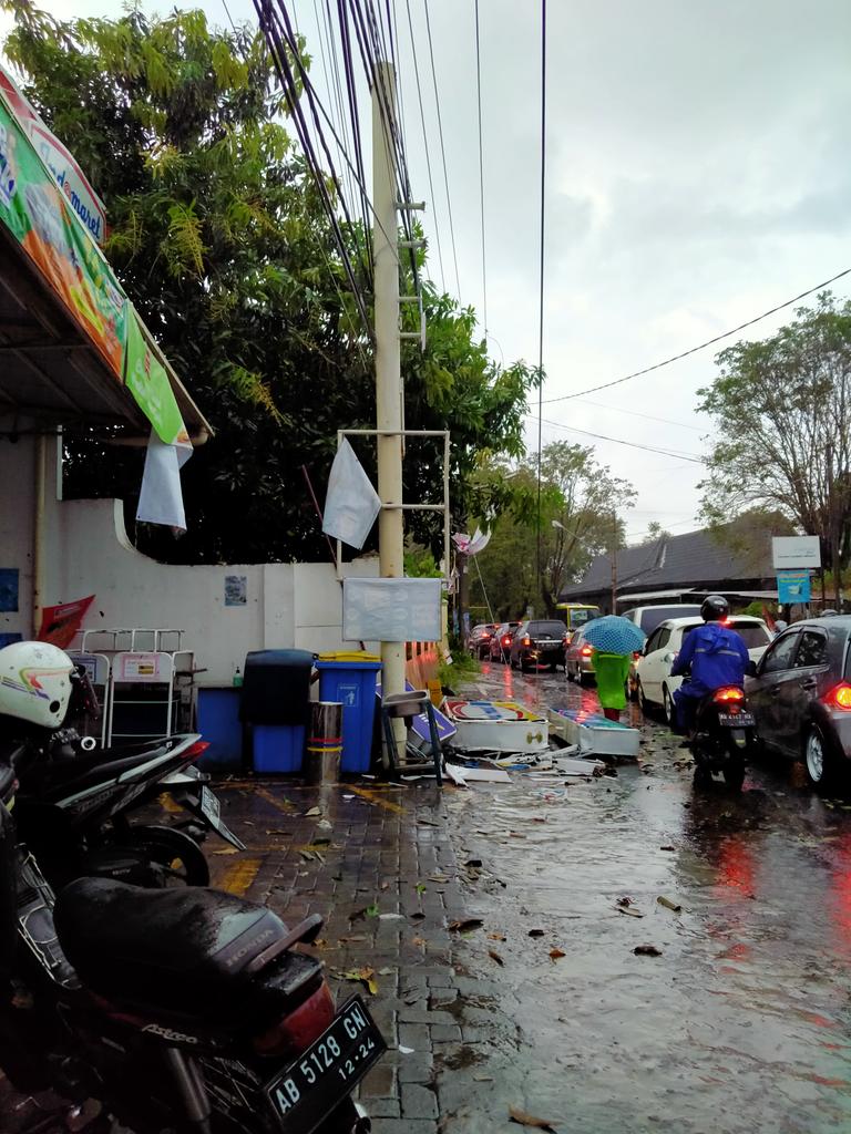 10 Potret Jogja pasca angin kencang, sejumlah pohon dan baliho tumbang