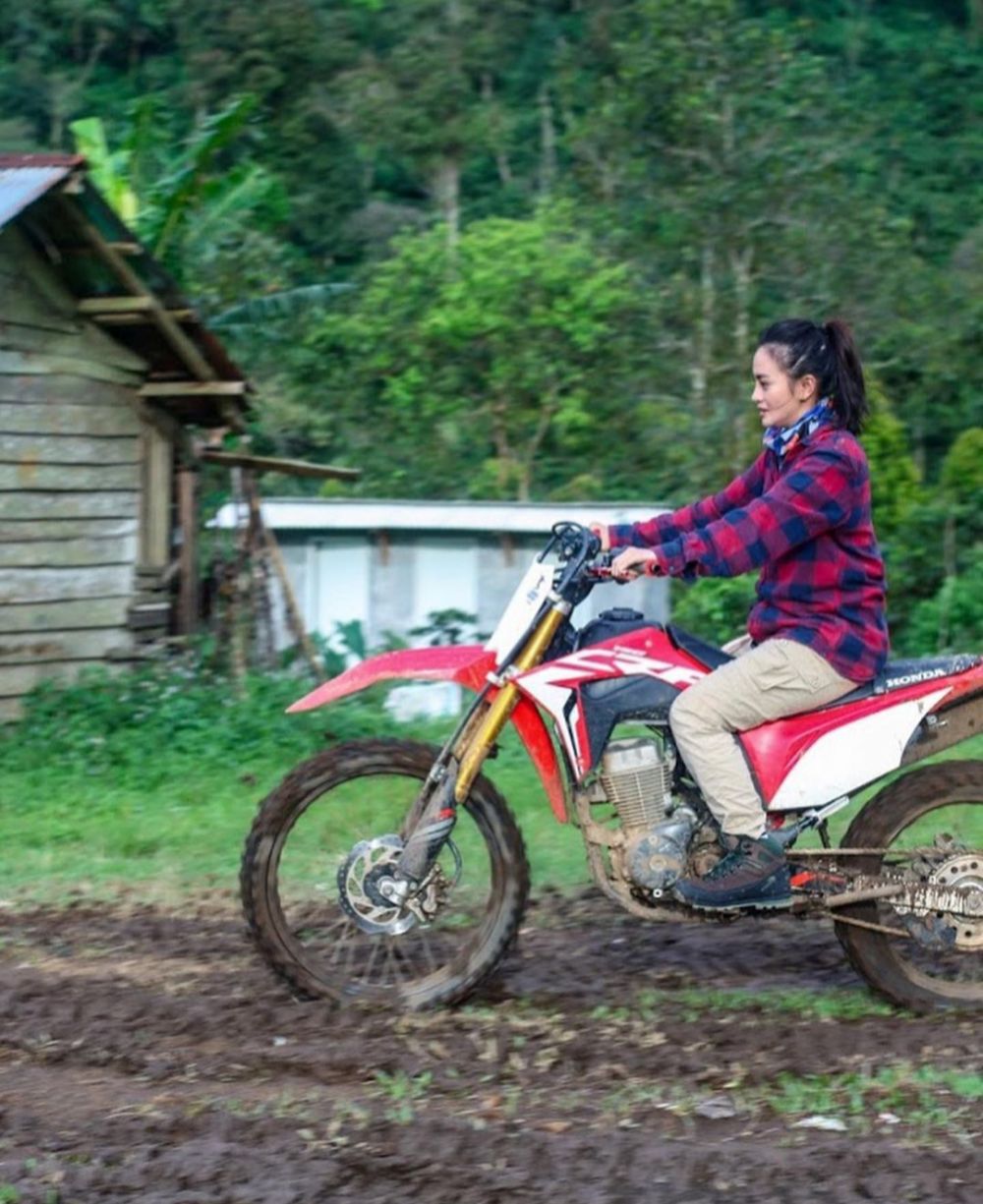 10 Momen Ririn Ekawati & Ibnu Jamil naik motor trail, jatuh tak kapok