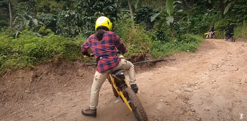 10 Momen Ririn Ekawati & Ibnu Jamil naik motor trail, jatuh tak kapok