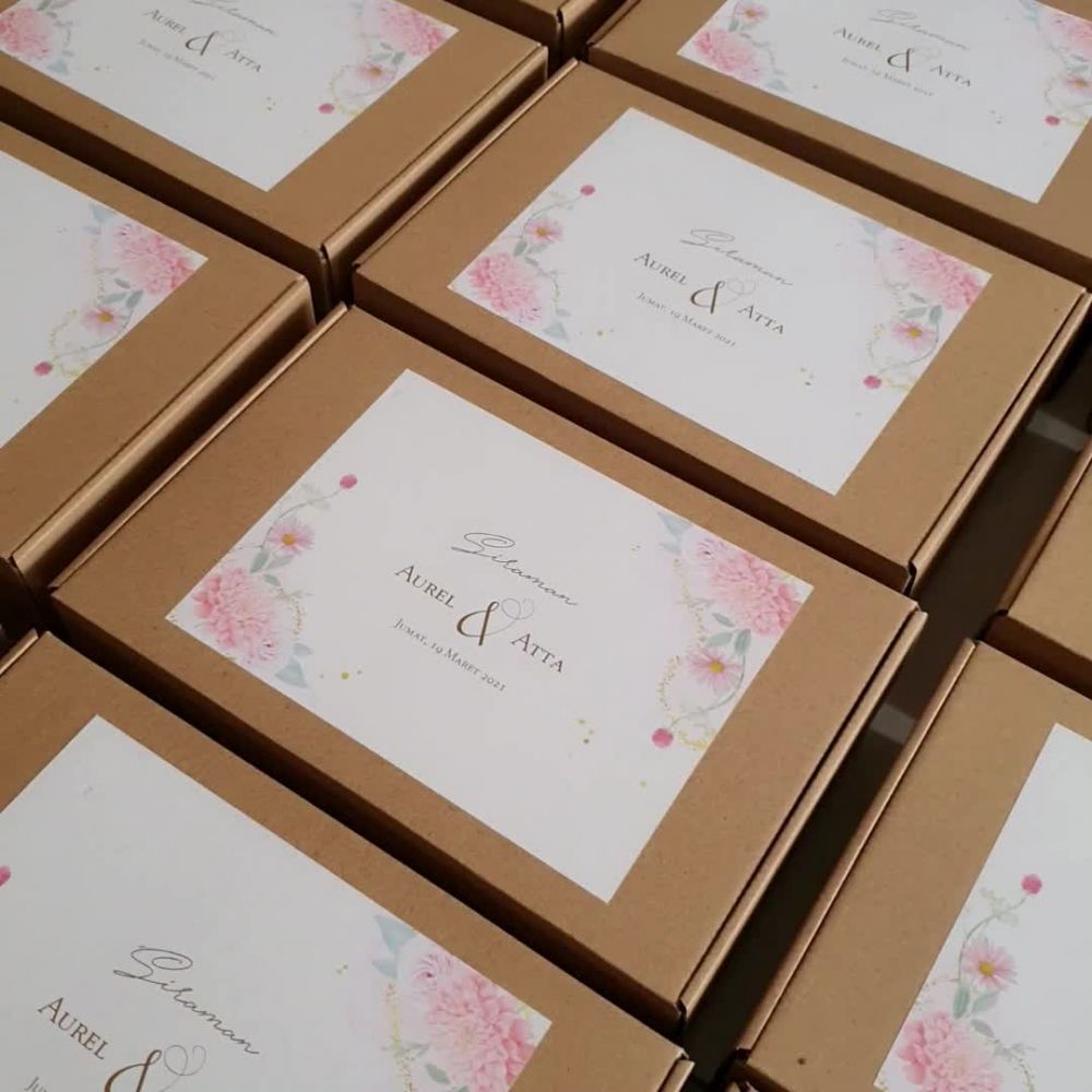 9 Potret suvenir rangkaian acara pernikahan Atta-Aurel, isinya elegan