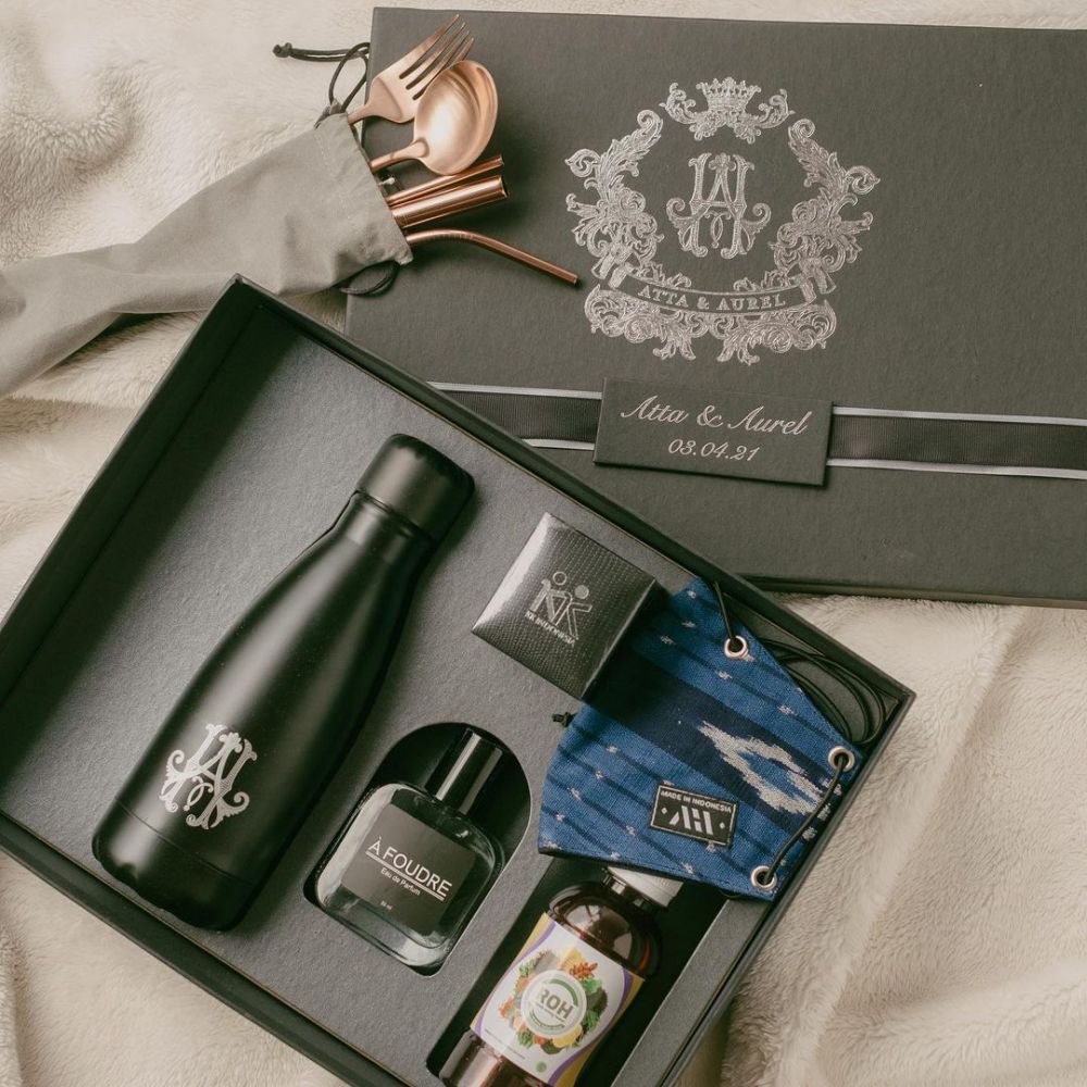 9 Potret suvenir rangkaian acara pernikahan Atta-Aurel, isinya elegan