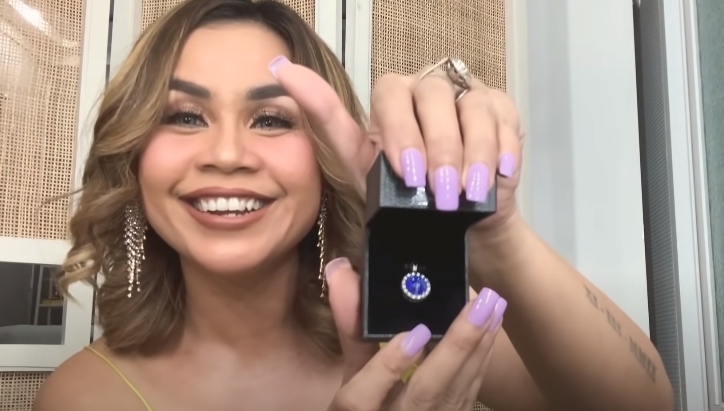 9 Potret suvenir rangkaian acara pernikahan Atta-Aurel, isinya elegan