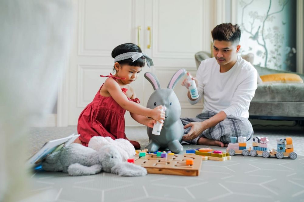 4 Cara Glenn Alinskie lindungi keluarga dari bakteri & virus di rumah