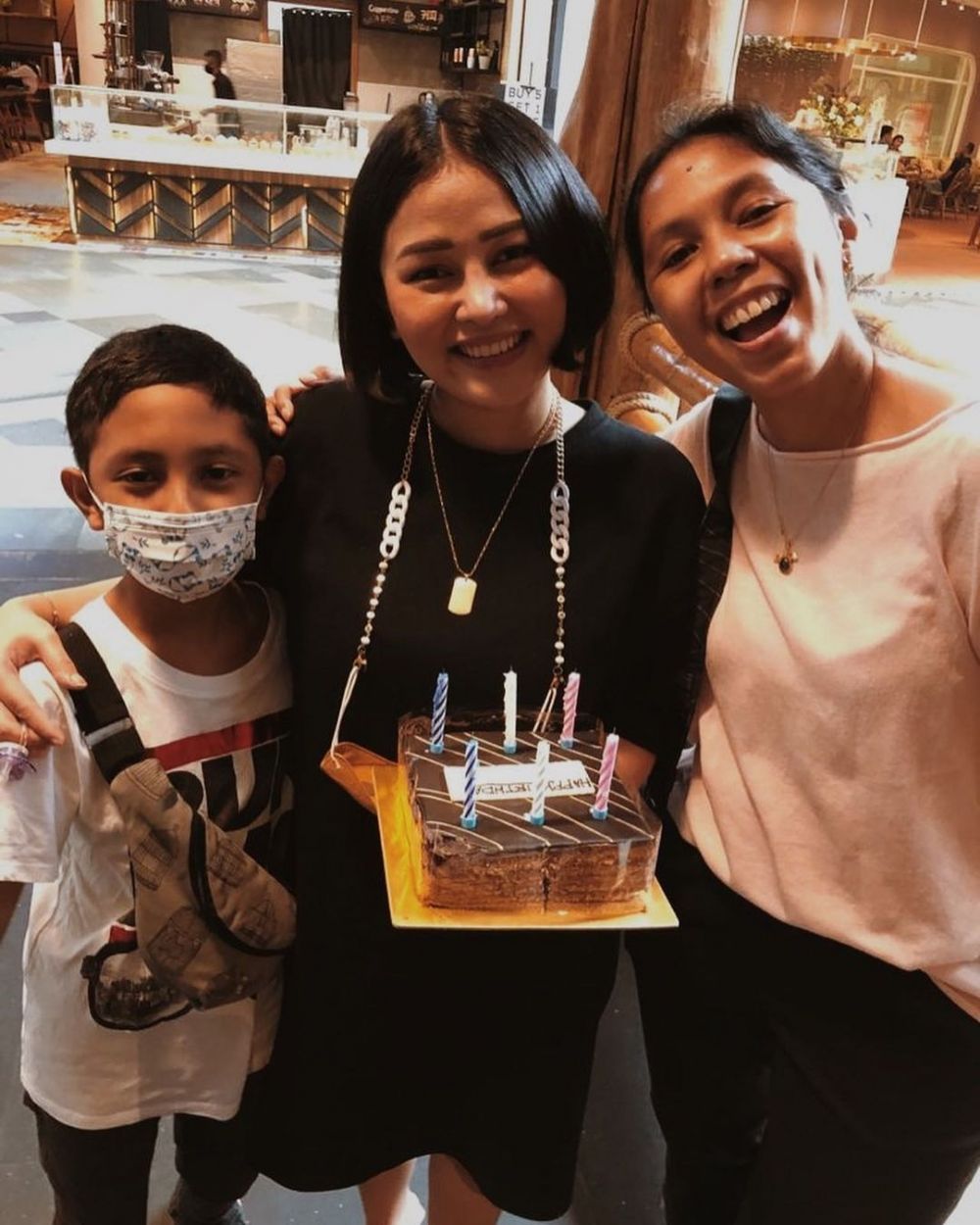 8 Momen ulang tahun Mutia Ayu ke-26, dihadiri keluarga dan sahabat