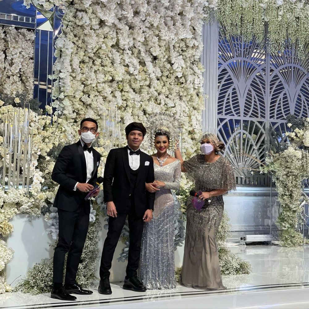 Gaya 7 seleb jadi host rangkaian acara pernikahan Atta dan Aurel