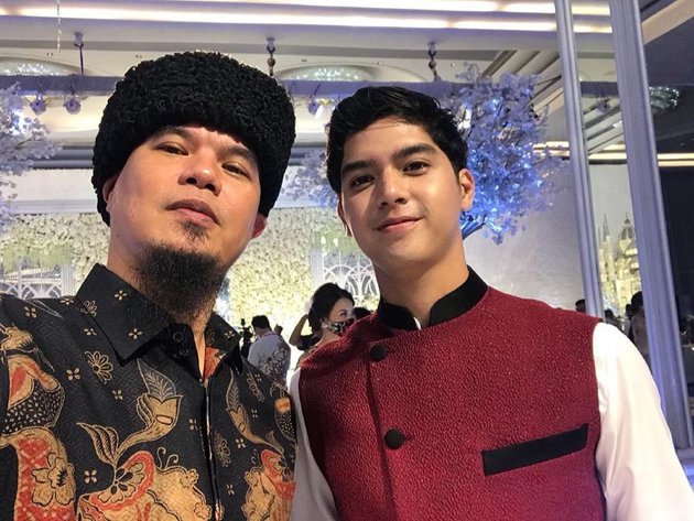 8 Potret Al Ghazali jadi groomsmen di pernikahan Atta & Aurel, gagah