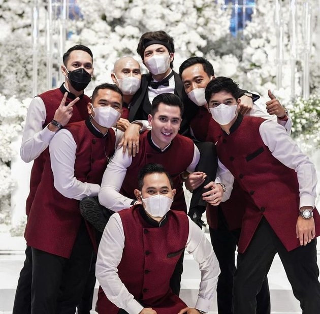 8 Potret Al Ghazali jadi groomsmen di pernikahan Atta & Aurel, gagah
