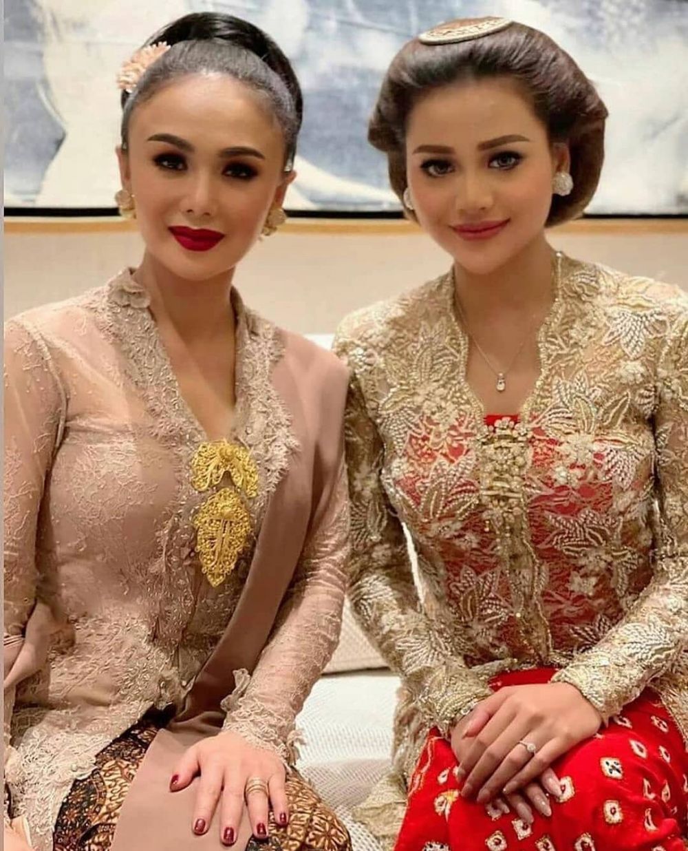 7 Gaya Yuni Shara kondangan dengan kebaya, terlihat cantik dan anggun