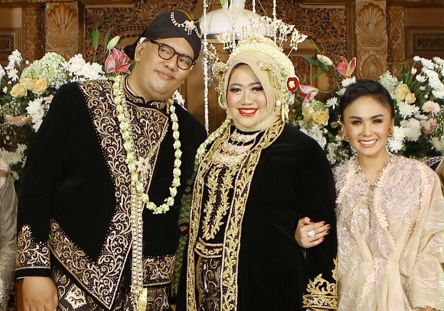7 Gaya Yuni Shara kondangan dengan kebaya, terlihat cantik dan anggun
