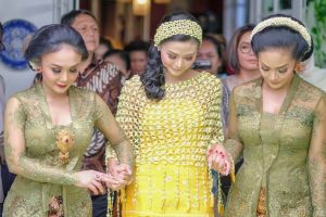 7 Gaya Yuni Shara kondangan dengan kebaya, terlihat cantik dan anggun