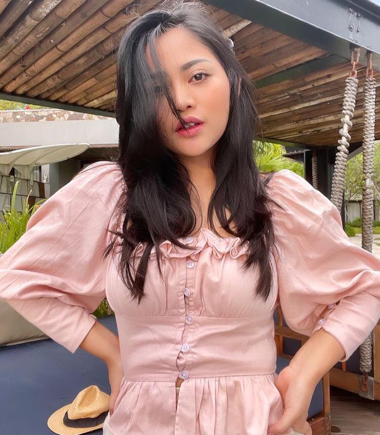 Cerita haru 10 seleb Indonesia yang alami gangguan mental