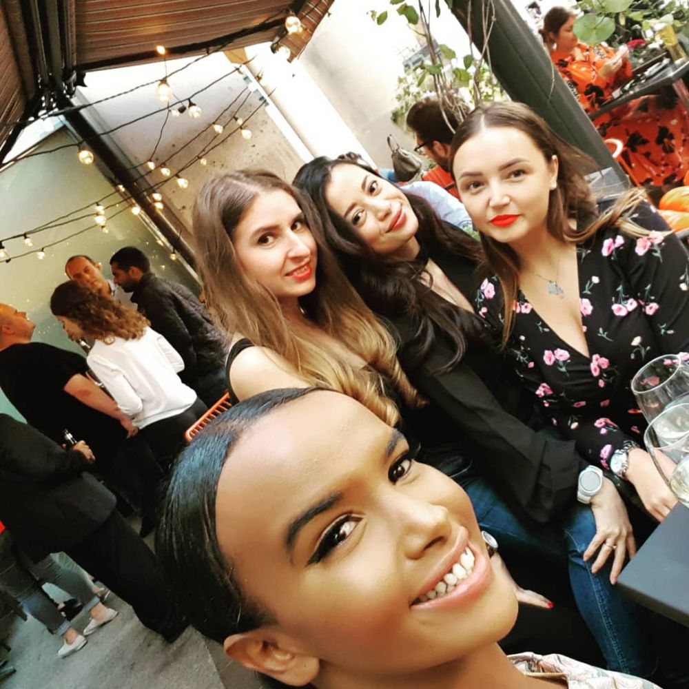 Tinggal di luar negeri, ini potret 5 seleb bareng geng pertemanannya