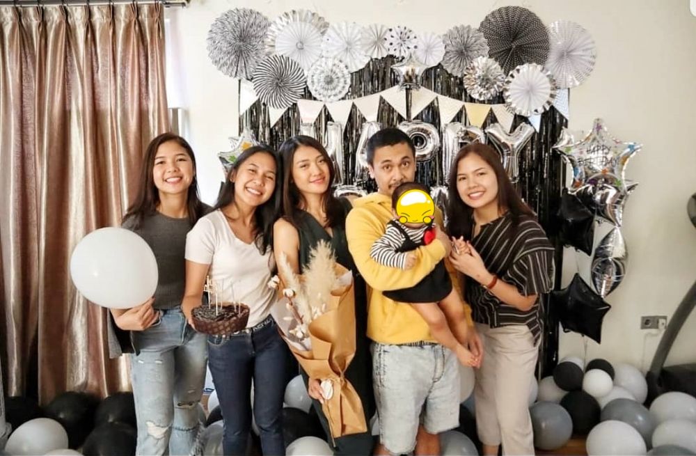 10 Potret kompak Anissa Aziza dan empat adik Raditya Dika, ipar goals