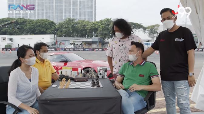 10 Momen Raffi Ahmad tantang GM Irene Sukandar, blind chess di mobil