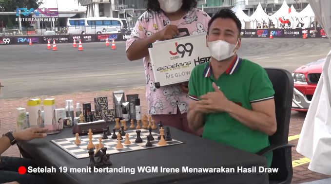 10 Momen Raffi Ahmad tantang GM Irene Sukandar, blind chess di mobil