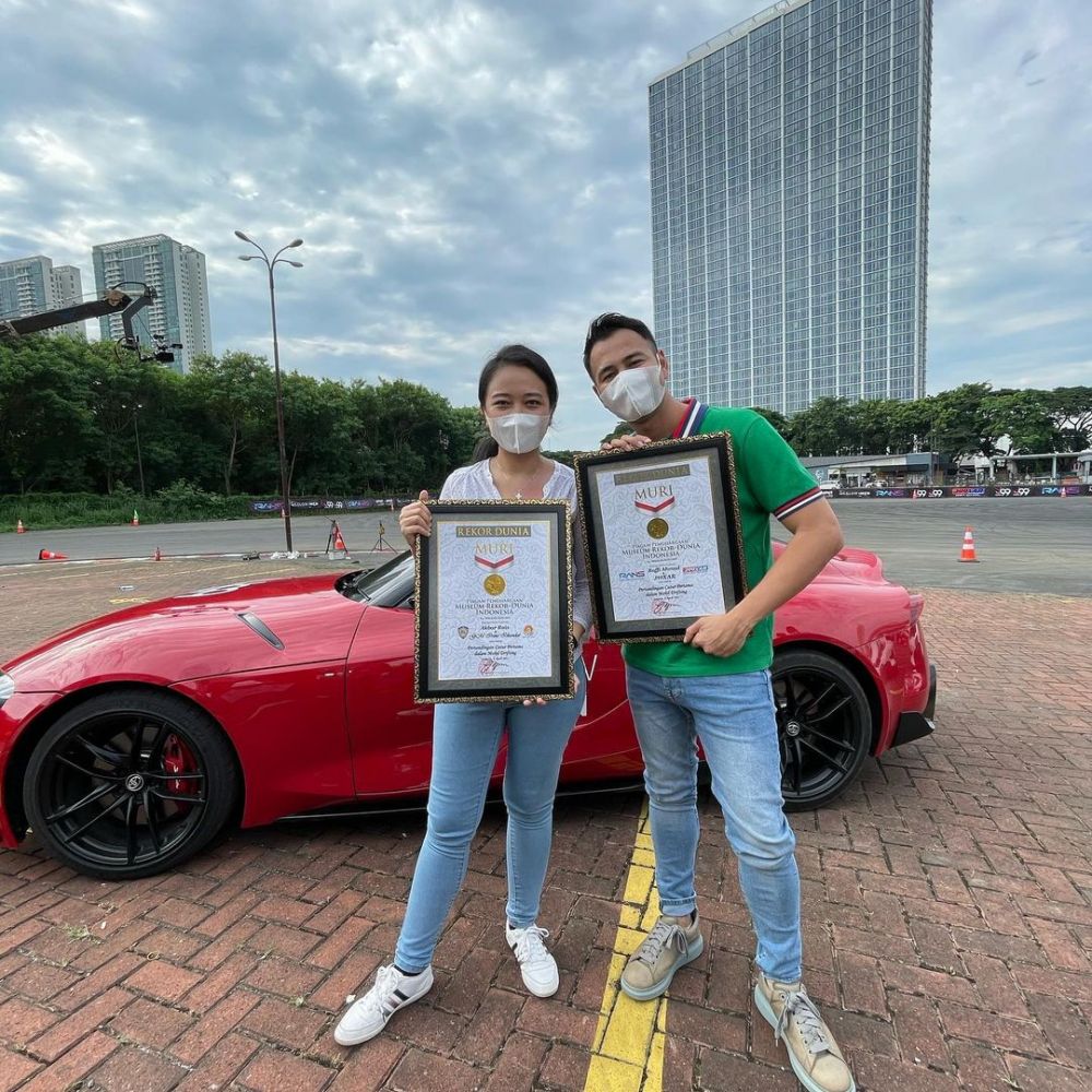 10 Momen Raffi Ahmad tantang GM Irene Sukandar, blind chess di mobil