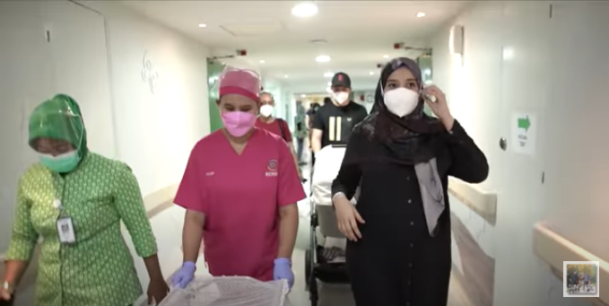 10 Momen penyambutan Zaskia Sungkar usai melahirkan, sederhana