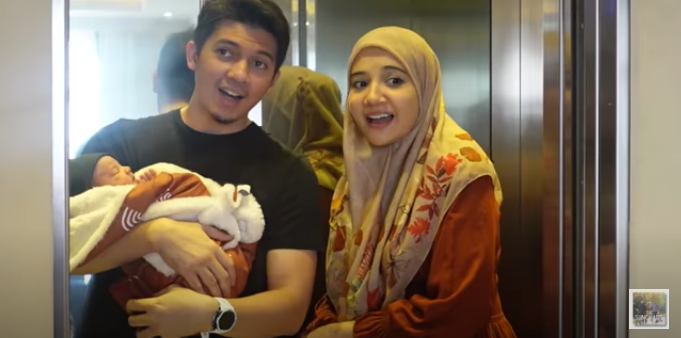 10 Momen penyambutan Zaskia Sungkar usai melahirkan, sederhana