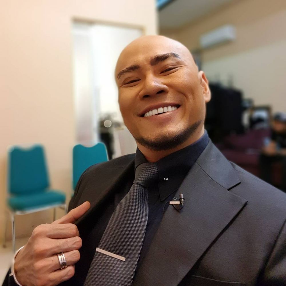 10 Momen Deddy Corbuzier tanpa kacamata hitam, curi perhatian