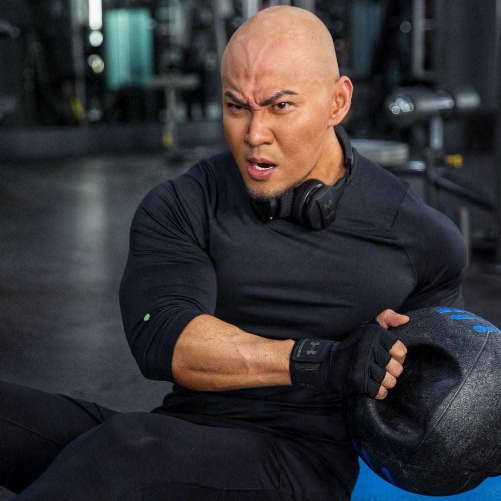 10 Momen Deddy Corbuzier tanpa kacamata hitam, curi perhatian