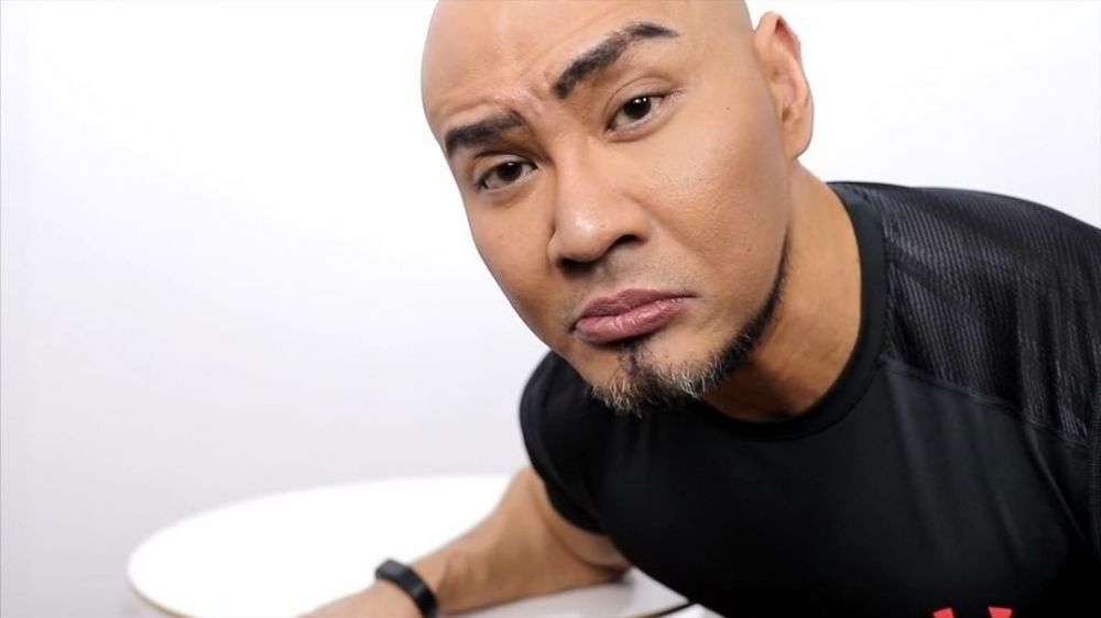 10 Momen Deddy Corbuzier tanpa kacamata hitam, curi perhatian