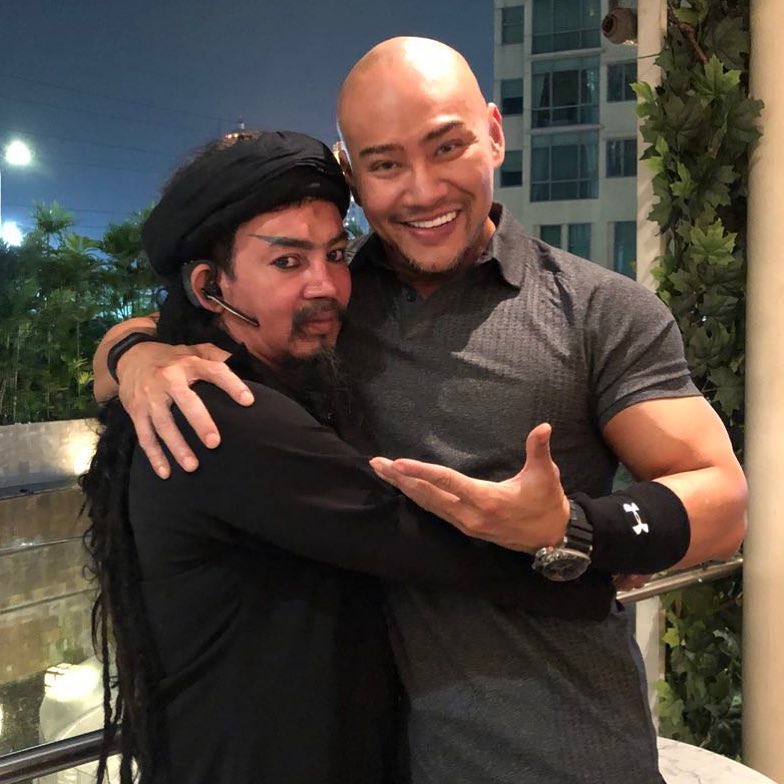 10 Momen Deddy Corbuzier tanpa kacamata hitam, curi perhatian