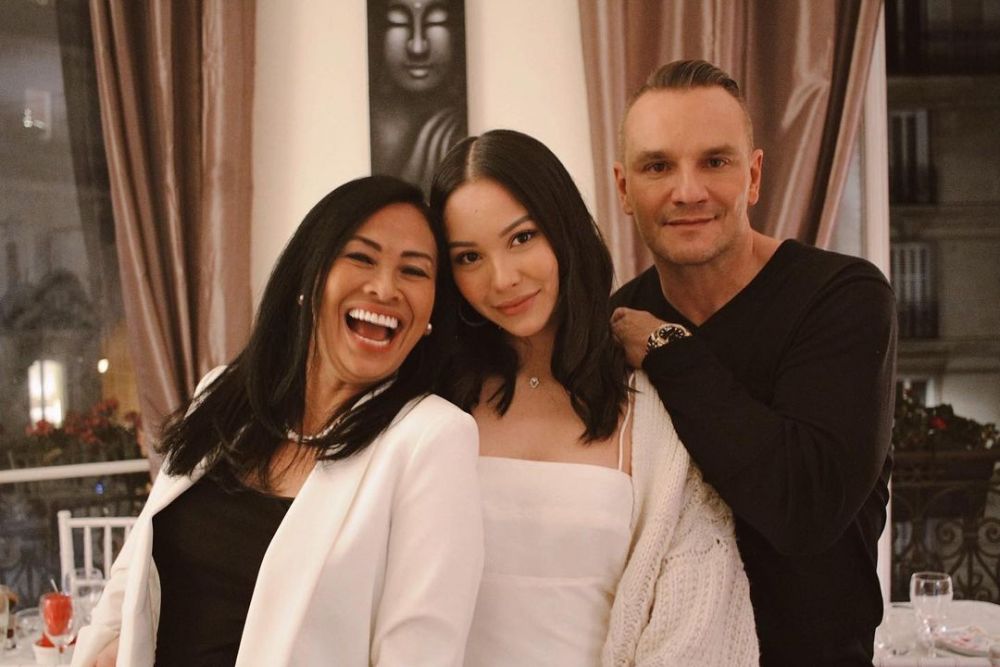 10 Potret Alyssa Daguise & ayah bulenya yang awet muda, bak kakak-adik