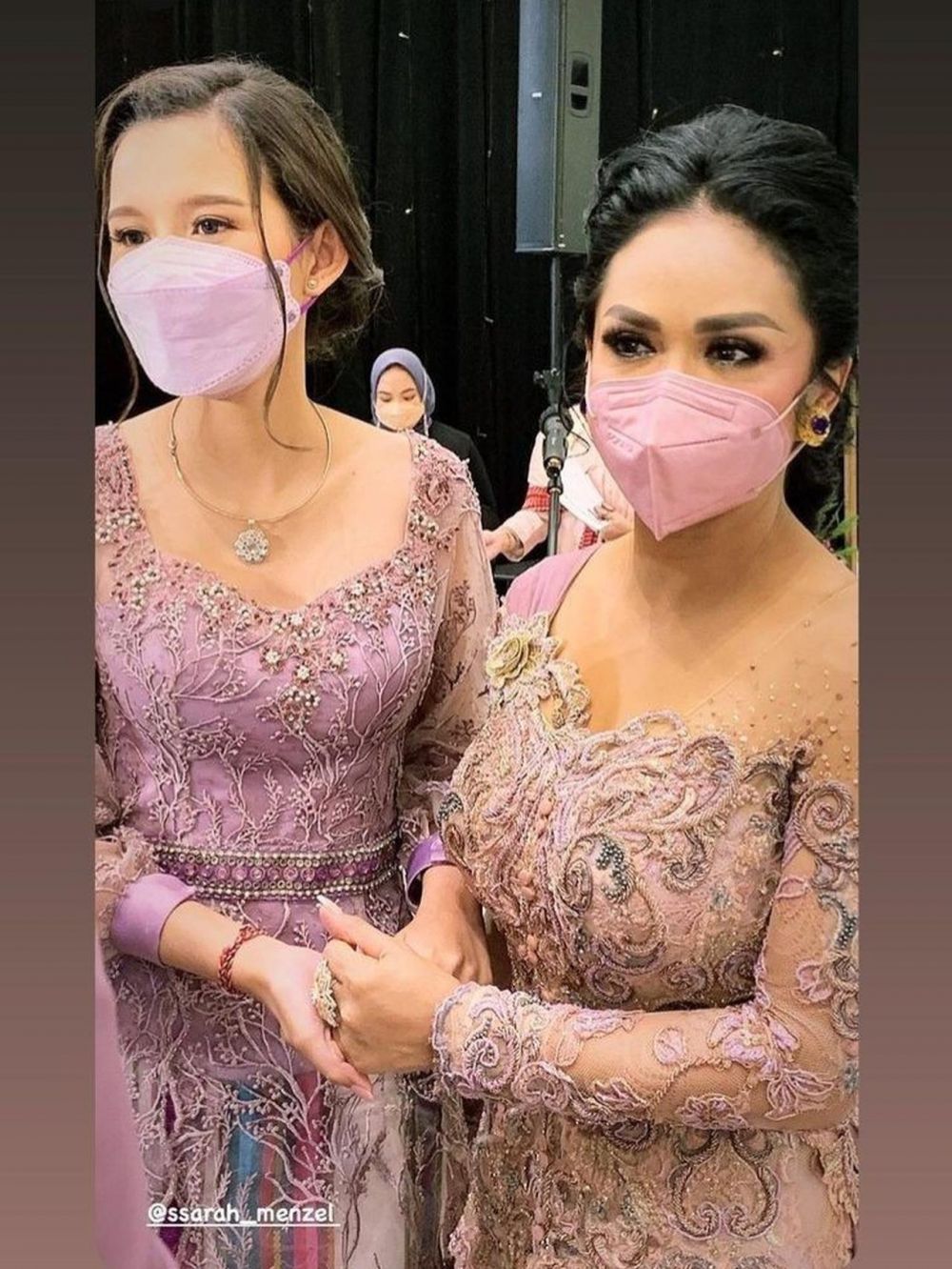 10 Momen hangat Sarah Menzel dengan keluarga Azriel Hermansyah