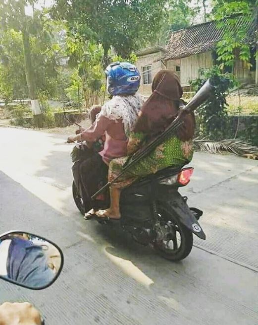 12 Potret lucu emak-emak dibonceng naik motor, mau ketawa takut dosa