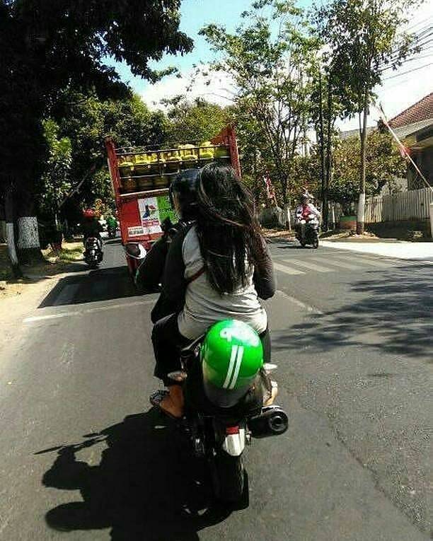 12 Potret lucu emak-emak dibonceng naik motor, mau ketawa takut dosa
