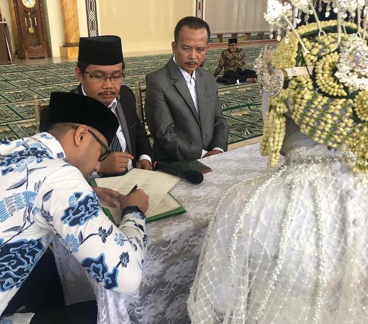 10 Gaya Hengky Kurniawan jadi saksi nikah warganya, 3-4 kali sehari