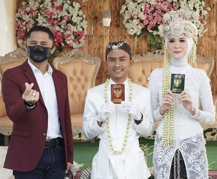 10 Gaya Hengky Kurniawan jadi saksi nikah warganya, 3-4 kali sehari