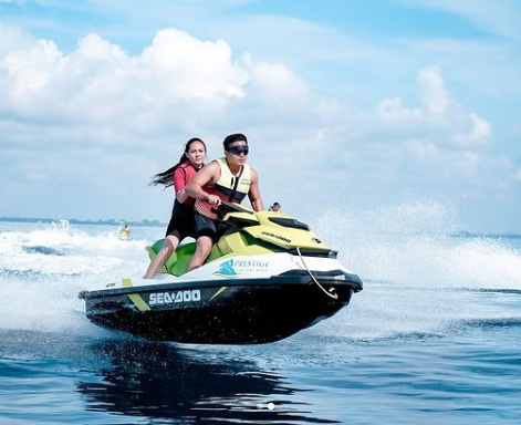 Gaya 7 selebgram main jetski saat liburan, Awkarin beli alat sendiri