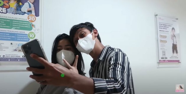 8 Potret Caesar Hito antar Felicya cek kehamilan, suami siaga