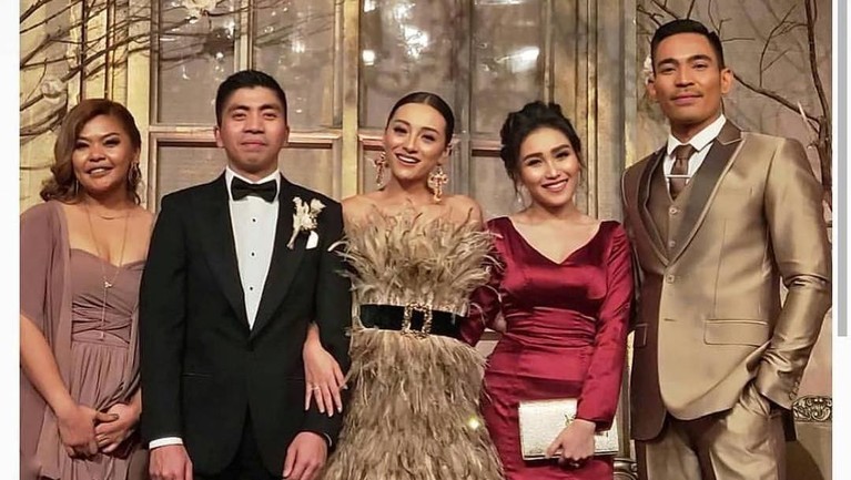 10 Beda gaya Nagita Slavina dan Ayu Ting Ting saat kondangan, memesona