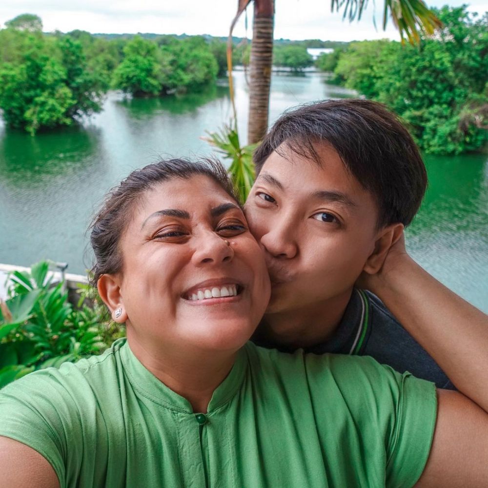 Potret selfie 9 seleb & pasangan yang menikah pada 2021, so sweet