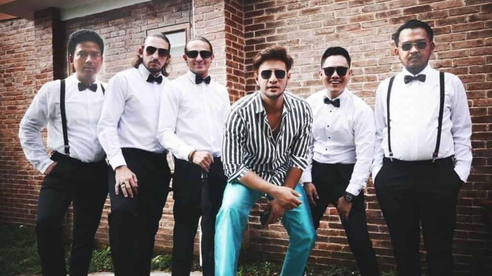 Gaya 10 seleb ganteng saat jadi groomsmen, Baim Wong curi perhatian