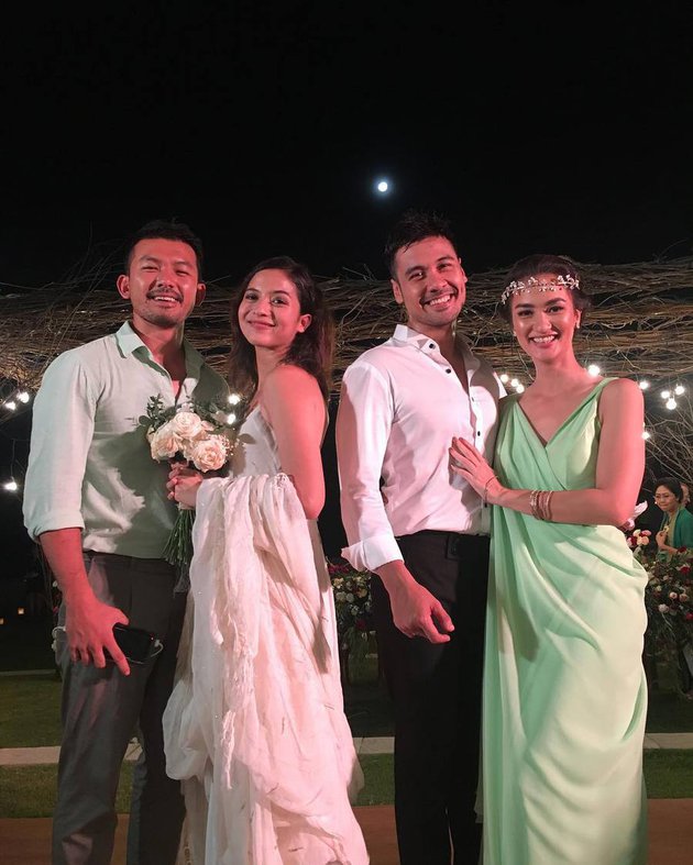 Gaya 10 seleb ganteng saat jadi groomsmen, Baim Wong curi perhatian