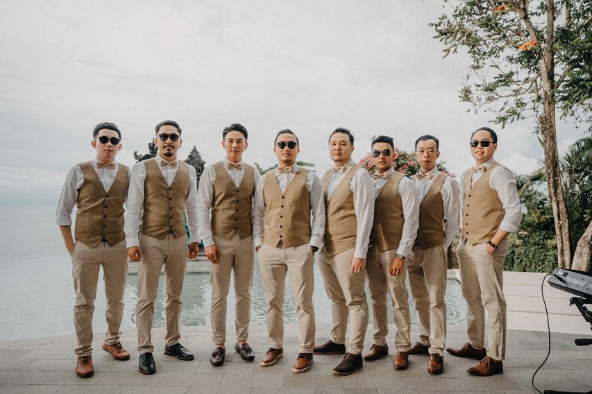 Gaya 10 seleb ganteng saat jadi groomsmen, Baim Wong curi perhatian