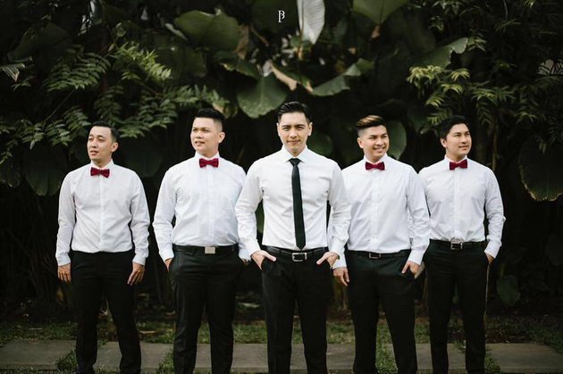 Gaya 10 seleb ganteng saat jadi groomsmen, Baim Wong curi perhatian