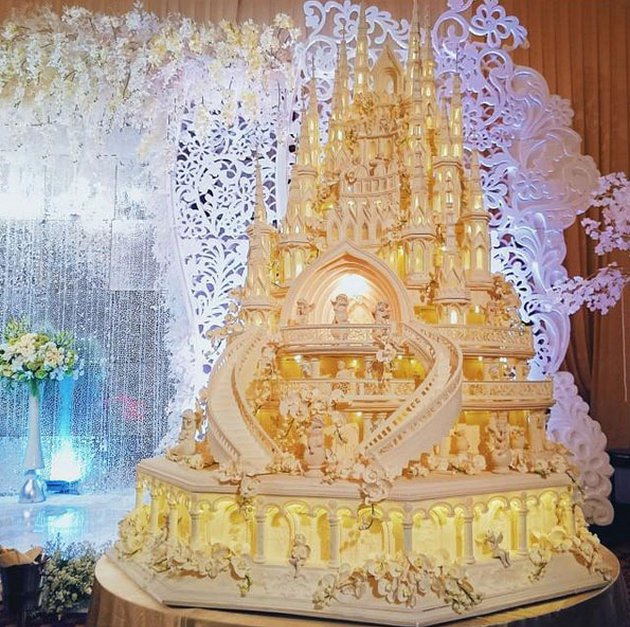 Potret kue pernikahan 5 seleb ini bak bangunan istana, megah banget