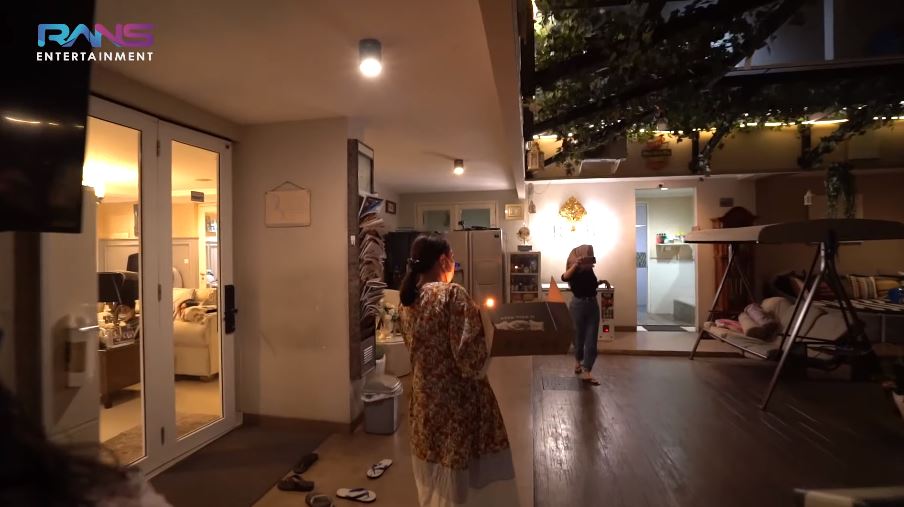 10 Momen kejutan ultah Rieta Amilia ke-59, doa ingin banyak cucu