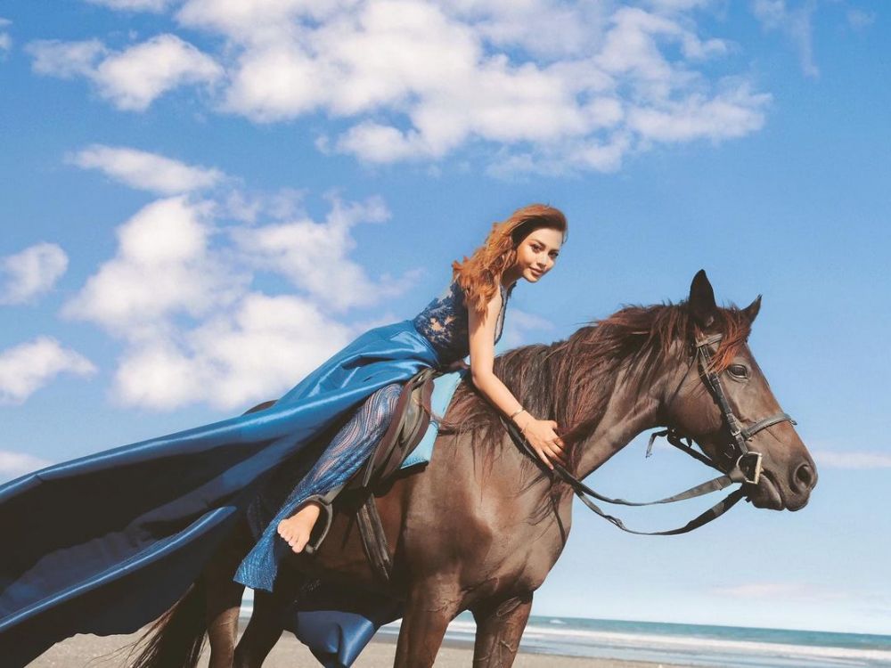 Beda gaya pemotretan 10 seleb berkuda, Aurel bak putri Disney