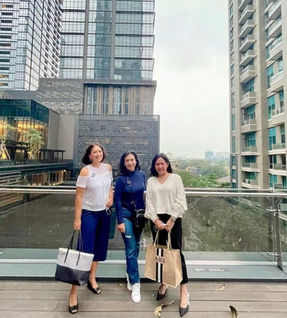 10 Potret Ira Wibowo pamer gaya rambut baru, tampil lebih fresh