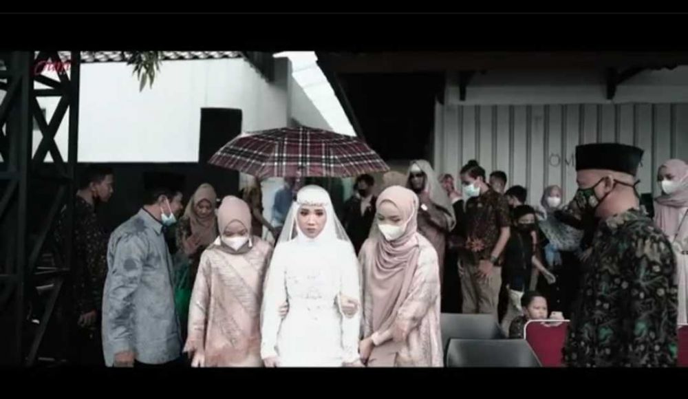 8 Potret Nissa Sabyan di pernikahan sang kakak, gayanya curi perhatian