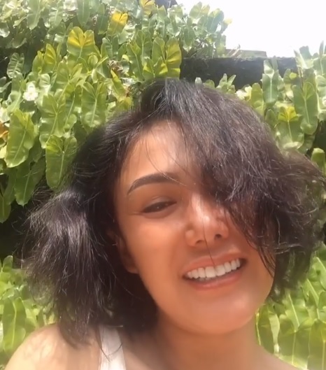 7 Potret Yuni Shara saat bangun tidur, rambut aslinya bikin salfok