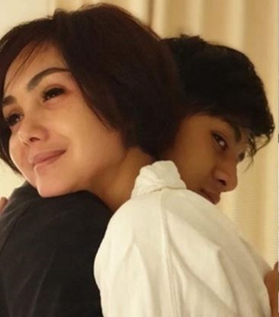 7 Potret Yuni Shara saat bangun tidur, rambut aslinya bikin salfok